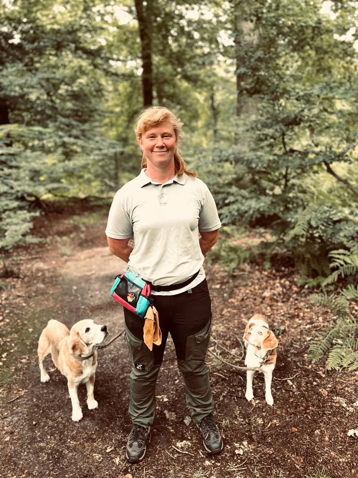 Ina Blum mit ihrem Beagle im Arm